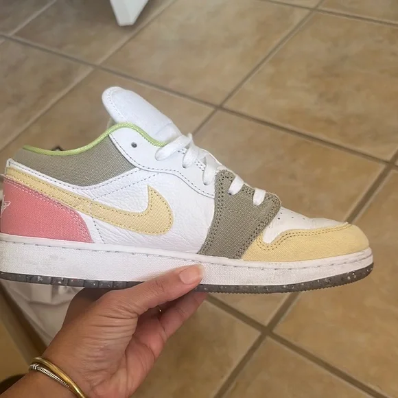 Jordan low tops kids 6 1/2 - Picture 3 of 4